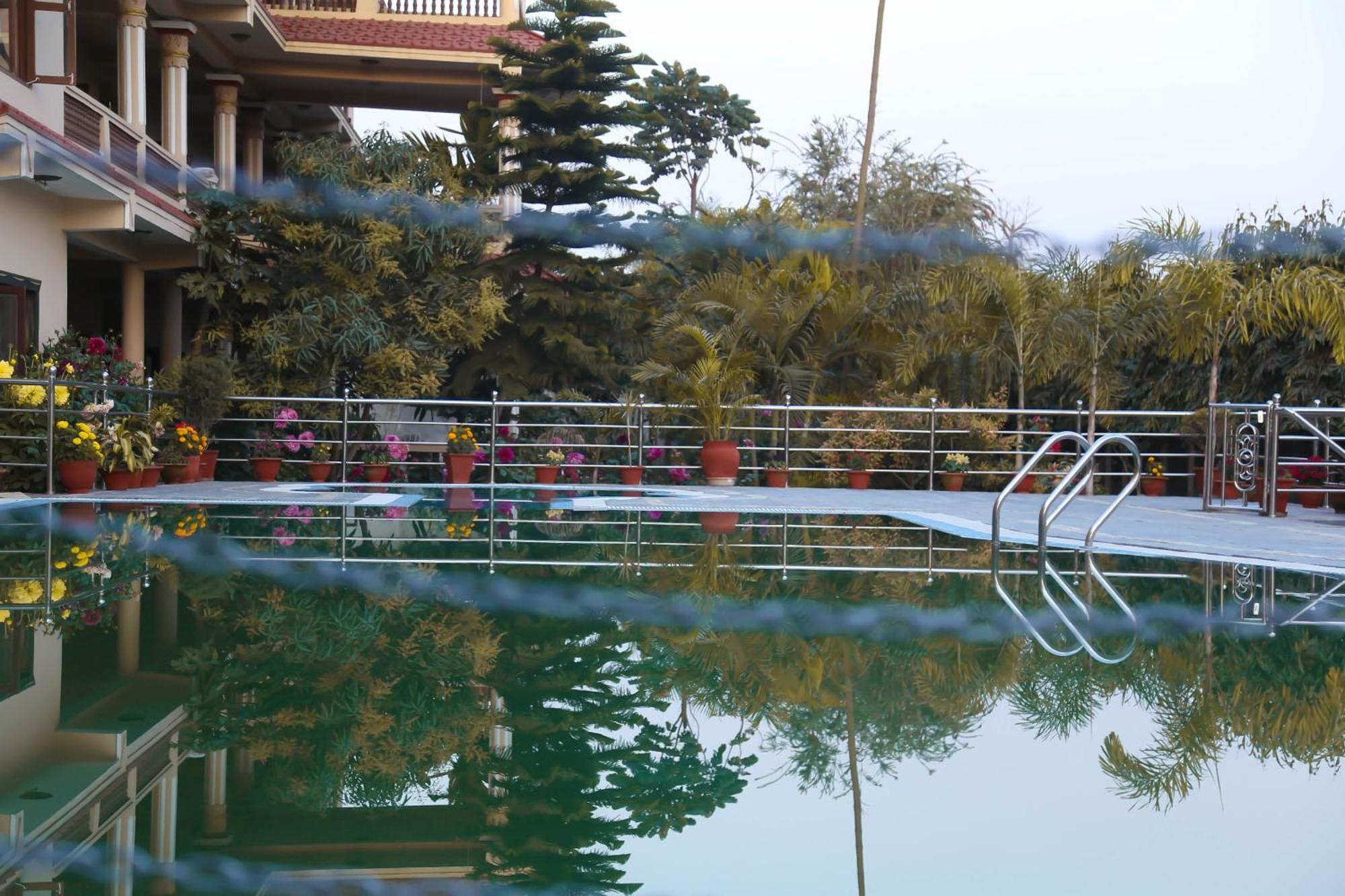 Hotel Royal Safari Sauraha Zewnętrze zdjęcie