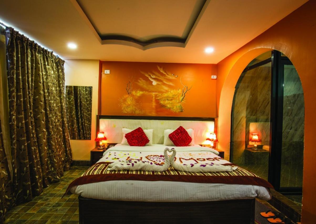 Hotel Royal Safari Sauraha Zewnętrze zdjęcie
