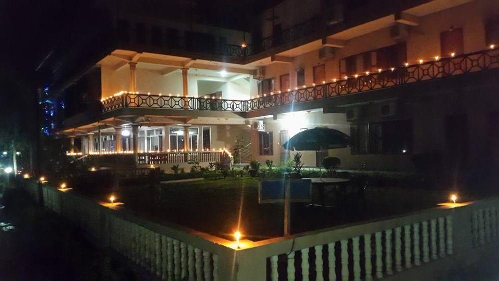 Hotel Royal Safari Sauraha Zewnętrze zdjęcie