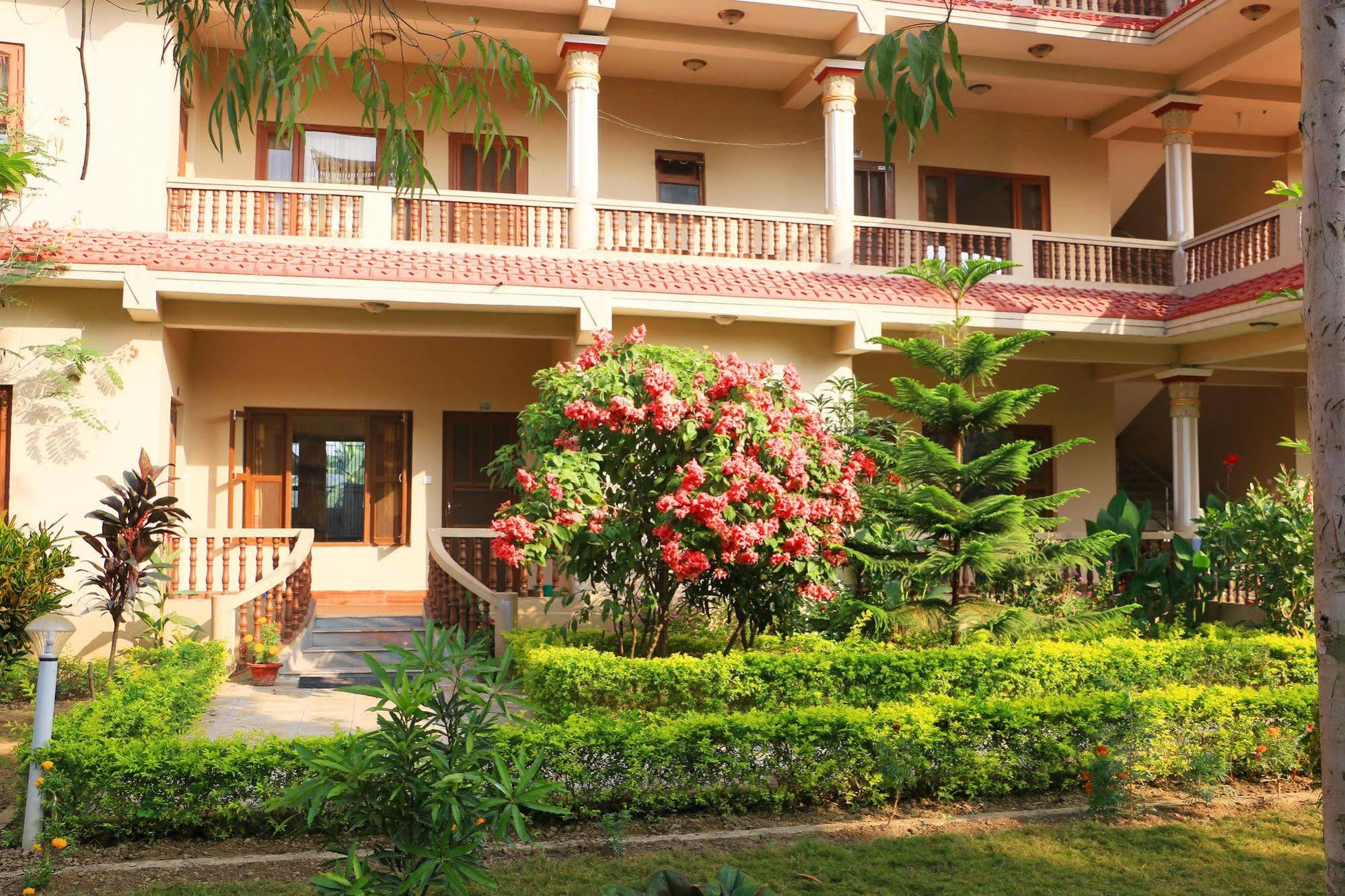 Hotel Royal Safari Sauraha Zewnętrze zdjęcie