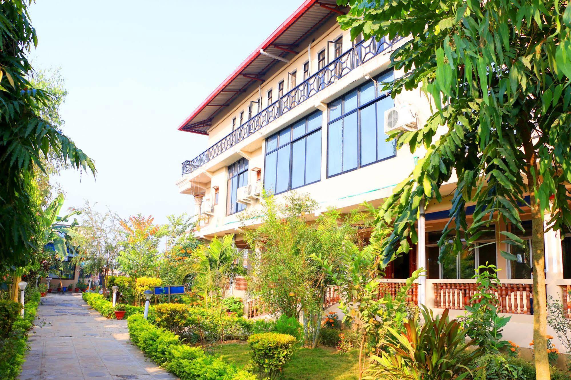 Hotel Royal Safari Sauraha Zewnętrze zdjęcie