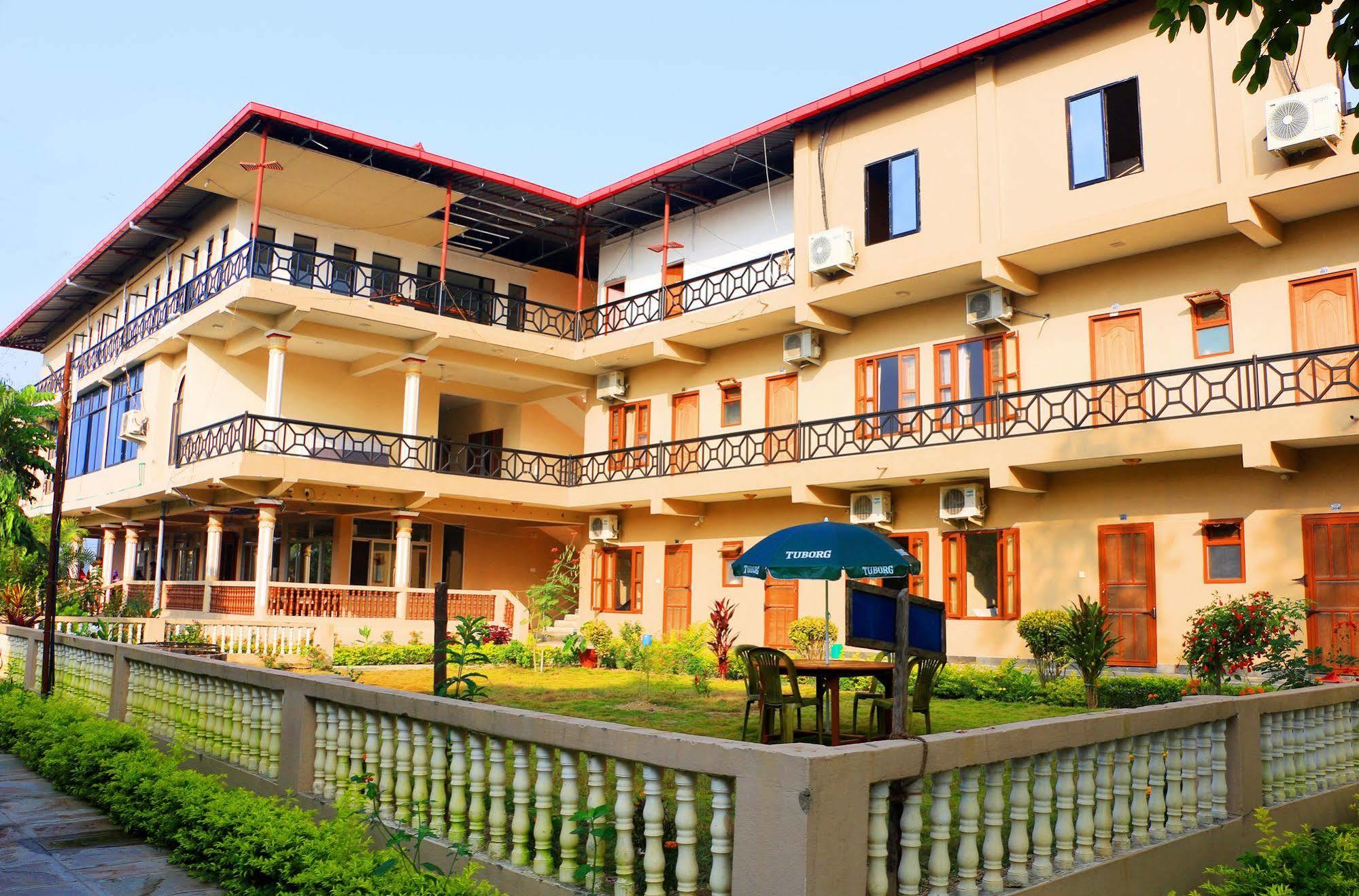 Hotel Royal Safari Sauraha Zewnętrze zdjęcie