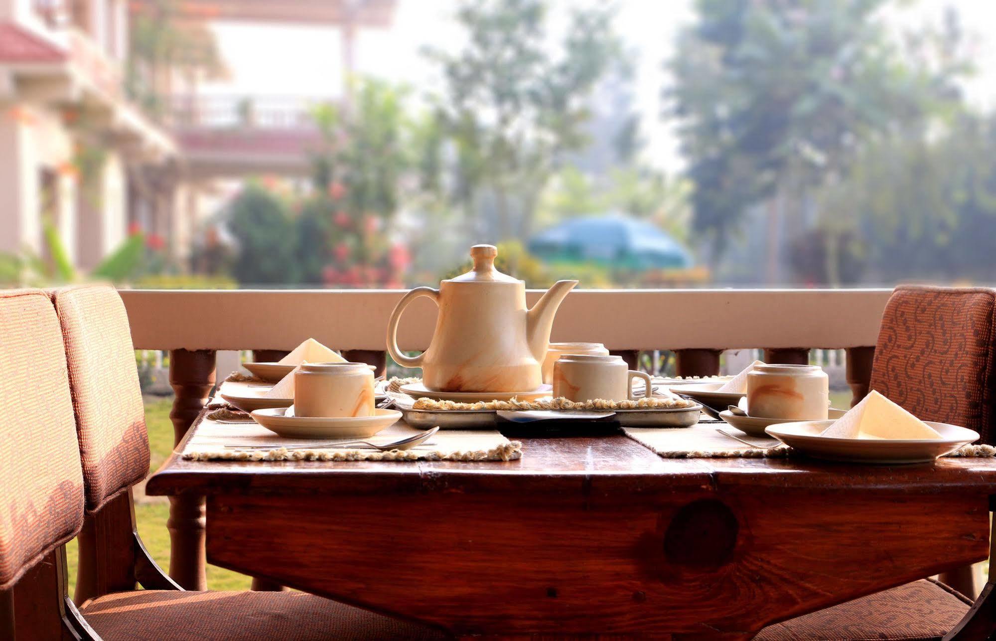 Hotel Royal Safari Sauraha Zewnętrze zdjęcie