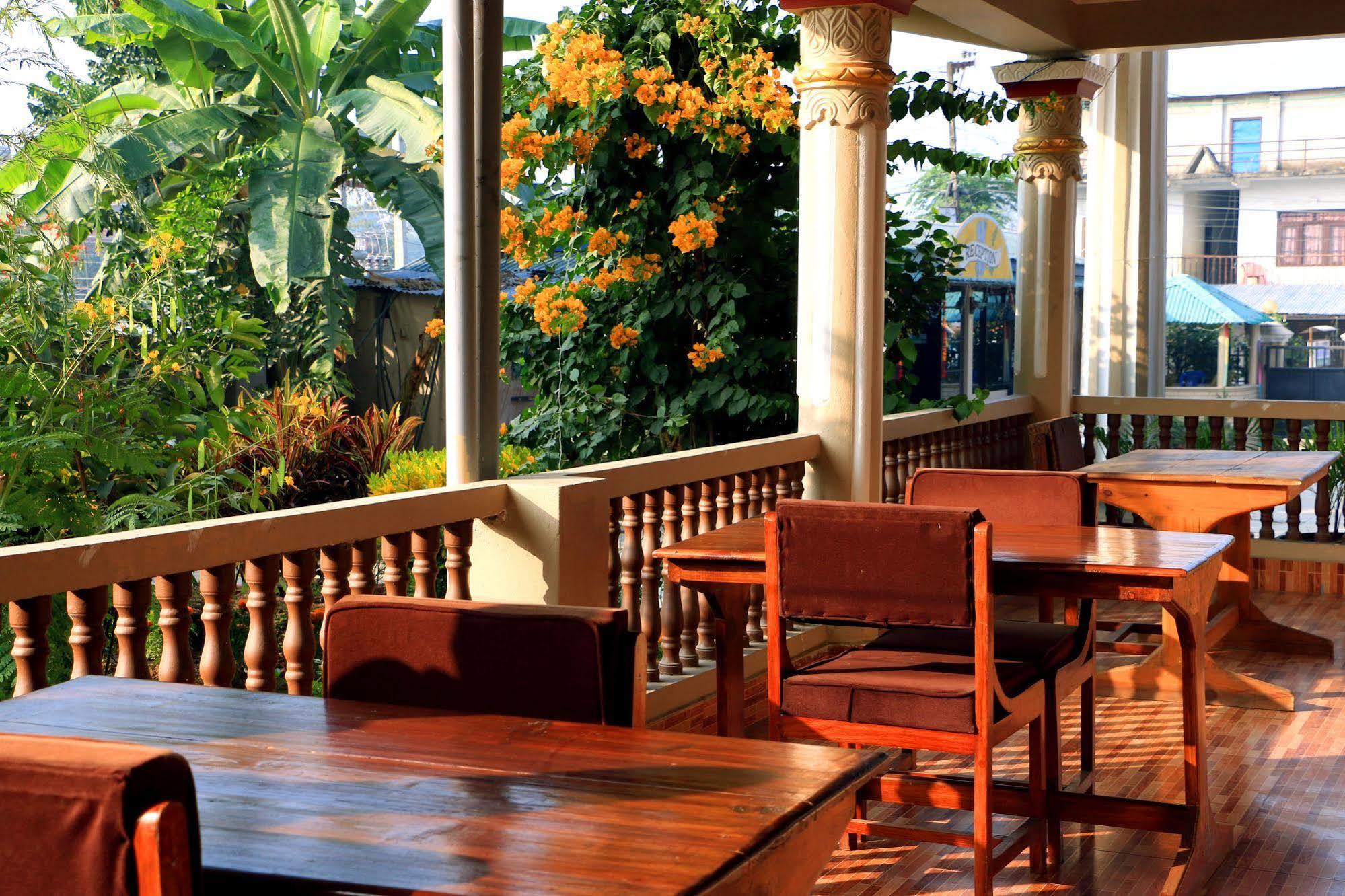 Hotel Royal Safari Sauraha Zewnętrze zdjęcie