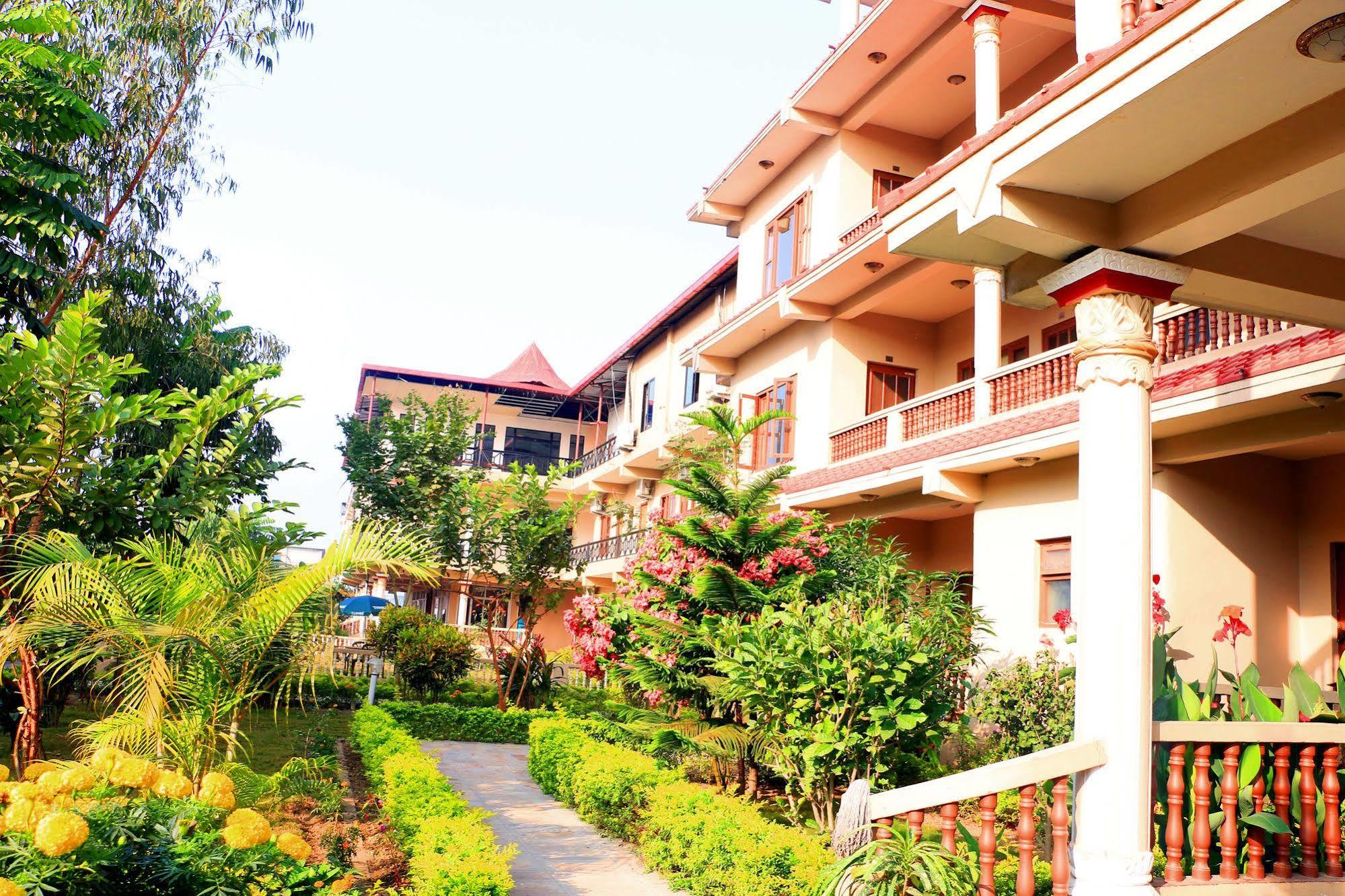 Hotel Royal Safari Sauraha Zewnętrze zdjęcie